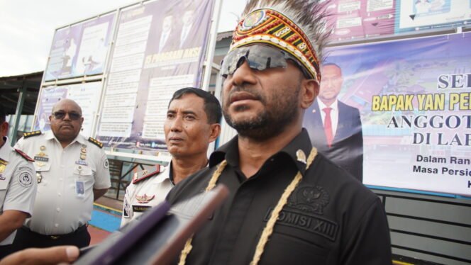 
Anggota Komisi XIII DPR RI, Yan Permenas Mandenas. (Foto: Kristin Rejang/sasagupapua.com)