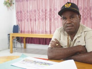 Ketua Pokja Adat Majelis Rakyat Papua (MRP) Papua Tengah, Yulius Wandagau saat diwawancarai, Selasa (5/5/2026). Foto: Kristin Rejang/Sasagupapua.com