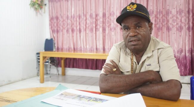 Ketua Pokja Adat Majelis Rakyat Papua (MRP) Papua Tengah, Yulius Wandagau saat diwawancarai, Selasa (5/5/2026). Foto: Kristin Rejang/Sasagupapua.com