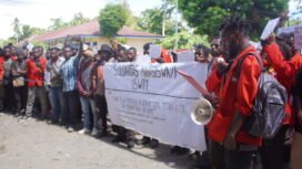 Mahasiswa USWIM saat melakukan aksi didepan kantor Rektorat, Kamis (7/5/2026). Foto: Kristin Rejang/Sasagupapua.com