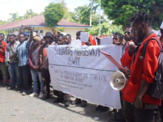 Mahasiswa USWIM saat melakukan aksi didepan kantor Rektorat, Kamis (7/5/2026). Foto: Kristin Rejang/Sasagupapua.com