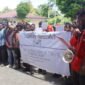 Mahasiswa USWIM saat melakukan aksi didepan kantor Rektorat, Kamis (7/5/2026). Foto: Kristin Rejang/Sasagupapua.com