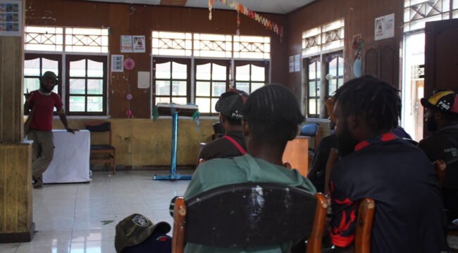 Suasana seminar yang berlangsung di Asrama Paniai yang berada di Kabupaten Nabire, Kamis (7/5/2026). (Foto: Edwin Rumanasen/Sasagupapua.com)