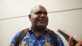 Kabid Data Dinas Pendidikan dan Kebudayaan Papua Tengah, Yulianus Kuayo saat diwawancarai, Jumat (8/5/2026). Foto: Kristin Rejang/Sasagupapua.com.