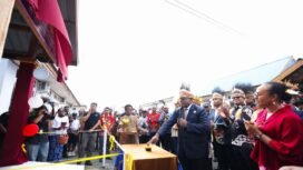 Gubernur Meki Nawipa saat meresmikan SLB. (Foto: Humas Pemprov Papua Tengah)