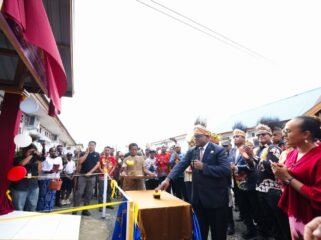 Gubernur Meki Nawipa saat meresmikan SLB. (Foto: Humas Pemprov Papua Tengah)