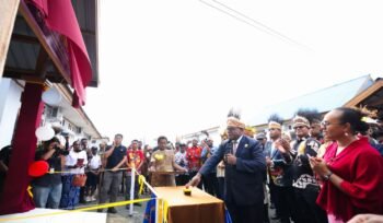 Gubernur Meki Nawipa saat meresmikan SLB. (Foto: Humas Pemprov Papua Tengah)