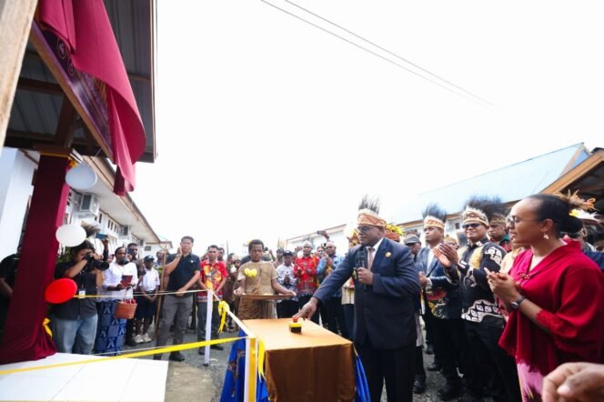 
Gubernur Meki Nawipa saat meresmikan SLB. (Foto: Humas Pemprov Papua Tengah)