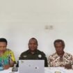 (dari kiri) Senator Eka Kristina Yeimo, Ketua Wilayah II GKII Pdt. Dr Hans Wakerkwa, dan Ketua Yayasan Keadilan dan Keutuhan Manusia Papua Theo Hesegem saat memberikan keterangan. (Foto: Istimewa)