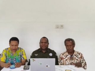 (dari kiri) Senator Eka Kristina Yeimo, Ketua Wilayah II GKII Pdt. Dr Hans Wakerkwa, dan Ketua Yayasan Keadilan dan Keutuhan Manusia Papua Theo Hesegem saat memberikan keterangan. (Foto: Istimewa) 