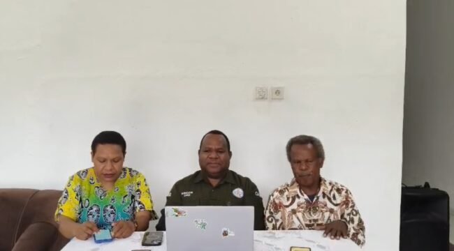 (dari kiri) Senator Eka Kristina Yeimo, Ketua Wilayah II GKII Pdt. Dr Hans Wakerkwa, dan Ketua Yayasan Keadilan dan Keutuhan Manusia Papua Theo Hesegem saat memberikan keterangan. (Foto: Istimewa) 