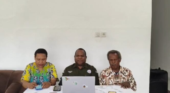 
(dari kiri) Senator Eka Kristina Yeimo, Ketua Wilayah II GKII Pdt. Dr Hans Wakerkwa, dan Ketua Yayasan Keadilan dan Keutuhan Manusia Papua Theo Hesegem saat memberikan keterangan. (Foto: Istimewa) 
