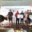 Gubernur Meki Nawipa saat menyerahkan bantuan Kurban. (Foto: Humas Pemprov Papua Tengah)