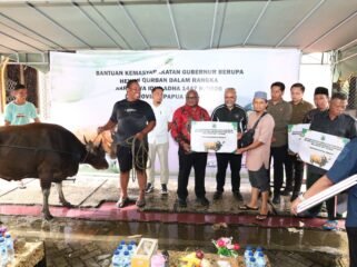 Gubernur Meki Nawipa saat menyerahkan bantuan Kurban. (Foto: Humas Pemprov Papua Tengah)