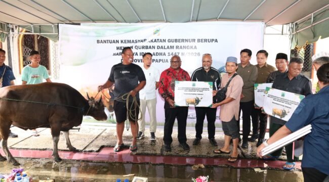 Gubernur Meki Nawipa saat menyerahkan bantuan Kurban. (Foto: Humas Pemprov Papua Tengah)