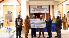 Suasana saat Gubernur dan Wakil Gubernur Papua Tengah menyerahkan bantuan pembangunan gereja. (Foto: Istimewa)
