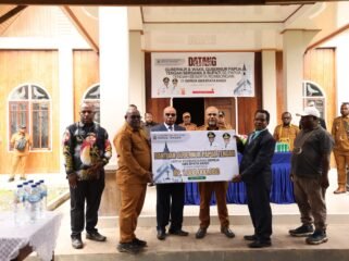 Suasana saat Gubernur dan Wakil Gubernur Papua Tengah menyerahkan bantuan pembangunan gereja. (Foto: Istimewa)