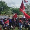 Suasana aksi demo di gedung DPRK Mimika, Jumat (1/5/2026). Foto: tim