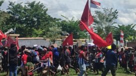 Suasana aksi demo di gedung DPRK Mimika, Jumat (1/5/2026). Foto: tim
