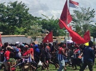 Suasana aksi demo di gedung DPRK Mimika, Jumat (1/5/2026). Foto: tim