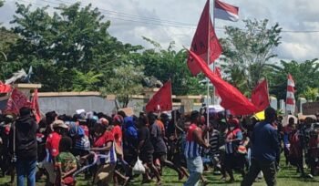 Suasana aksi demo di gedung DPRK Mimika, Jumat (1/5/2026). Foto: tim
