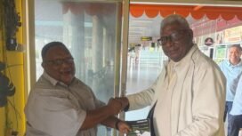 Wakil Ketua IV DPR Papua Tengah, John Gobai saat bertemu dengan Bupati Mimika, Johannes Rettob. (Foto: Ist)