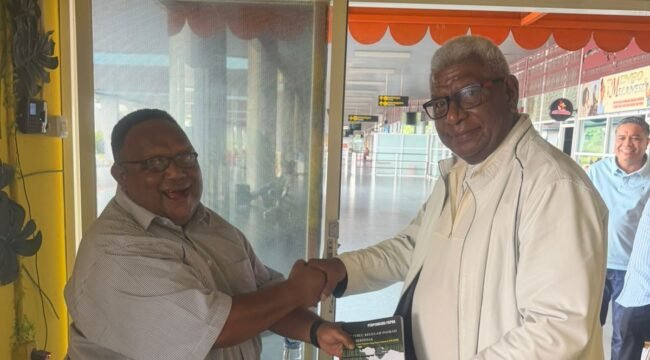 Wakil Ketua IV DPR Papua Tengah, John Gobai saat bertemu dengan Bupati Mimika, Johannes Rettob. (Foto: Ist)