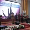 Gubernur Papua Tengah, Meki Nawipa saat membawakan doa, Senin (4/5/2026). Foto: Kristin Rejang/Sasagupapua.com