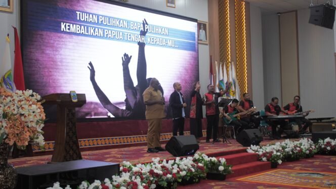 
Gubernur Papua Tengah, Meki Nawipa saat membawakan doa, Senin (4/5/2026). Foto: Kristin Rejang/Sasagupapua.com