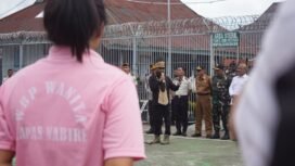 Anggota Komisi XIII DPR RI, Yan Mandenas saat membawakan sambutan dihadapan WB Lapas Kelas IIB Nabire, Senin (4/5/2026). Foto: Kristin Rejang/Sasagupapua