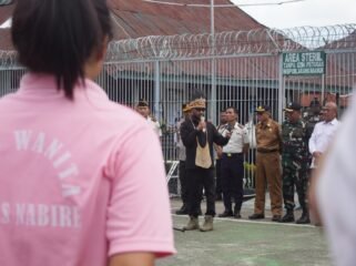 Anggota Komisi XIII DPR RI, Yan Mandenas saat membawakan sambutan dihadapan WB Lapas Kelas IIB Nabire, Senin (4/5/2026). Foto: Kristin Rejang/Sasagupapua