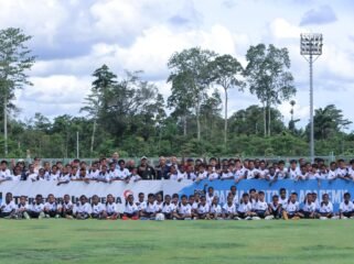 Foto bersama seluruh peserta PFA Cari Bakat 2026 hari pertama di Mimika. (Foto: Corporate Communication Freeport)