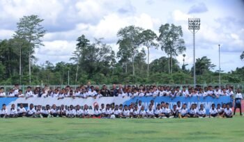 Foto bersama seluruh peserta PFA Cari Bakat 2026 hari pertama di Mimika. (Foto: Corporate Communication Freeport)