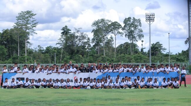 Foto bersama seluruh peserta PFA Cari Bakat 2026 hari pertama di Mimika. (Foto: Corporate Communication Freeport)