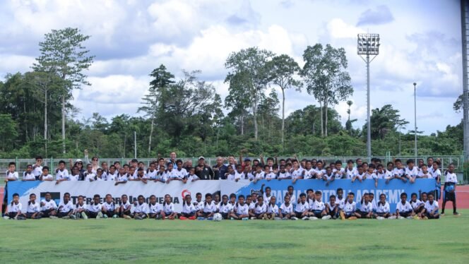 
Foto bersama seluruh peserta PFA Cari Bakat 2026 hari pertama di Mimika. (Foto: Corporate Communication Freeport)
