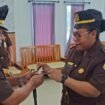 Ema Kristina Dogomo, S.H saat dilantik oleh Kepala Kejaksaan Negeri Nabire, Dr. Jusak Elkana Ayomi, S.H., M.H, Senin (4/5/2026). Foto: Dok Kejaksaan Negeri Nabire. 
