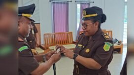 Ema Kristina Dogomo, S.H saat dilantik oleh Kepala Kejaksaan Negeri Nabire, Dr. Jusak Elkana Ayomi, S.H., M.H, Senin (4/5/2026). Foto: Dok Kejaksaan Negeri Nabire. 