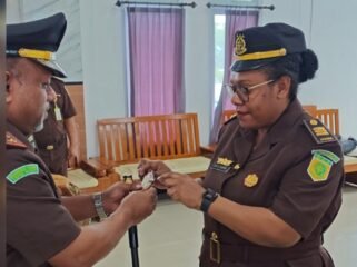 Ema Kristina Dogomo, S.H saat dilantik oleh Kepala Kejaksaan Negeri Nabire, Dr. Jusak Elkana Ayomi, S.H., M.H, Senin (4/5/2026). Foto: Dok Kejaksaan Negeri Nabire. 