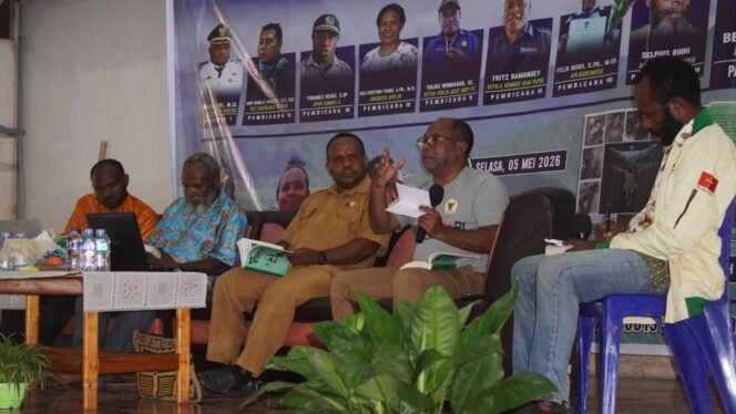 
Kepala Komnas HAM Perwakilan Papua, Frits Ramandey saat memaparkan materi, Selasa (5/5/2026). Foto: Kristin Rejang/Sasagupapua.com