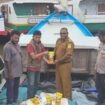 Kepala Distrik Mimika Barat Jauh, Ever Kukuareyau saat menerima secara simbolis bantuan pangan nasional. (Foto: Dok DMBJ)