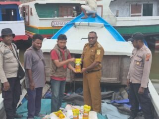 Kepala Distrik Mimika Barat Jauh, Ever Kukuareyau saat menerima secara simbolis bantuan pangan nasional. (Foto: Dok DMBJ)