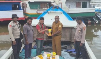 Kepala Distrik Mimika Barat Jauh, Ever Kukuareyau saat menerima secara simbolis bantuan pangan nasional. (Foto: Dok DMBJ)