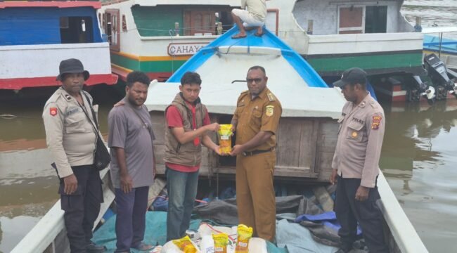 Kepala Distrik Mimika Barat Jauh, Ever Kukuareyau saat menerima secara simbolis bantuan pangan nasional. (Foto: Dok DMBJ)