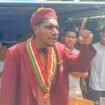 Daniel Sakof Turot saat tegas meminta agar tidak menggusur rumah salah satu warga di Ende, Selasa (5/5/2026). Foto: Istimewa 