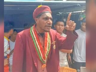 Daniel Sakof Turot saat tegas meminta agar tidak menggusur rumah salah satu warga di Ende, Selasa (5/5/2026). Foto: Istimewa 