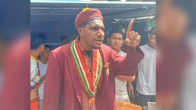
Daniel Sakof Turot saat tegas meminta agar tidak menggusur rumah salah satu warga di Ende, Selasa (5/5/2026). Foto: Istimewa 