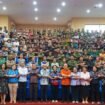 Rektor UNCEN (delapan dari kiri) Prof. Dr.
Oscar Oswald O. Wambrauw, SE, M.Sc., agr.,
berfoto bersama narasumber eksekutif PTFI,
dan seluruh mahasiswa lintas fakultas UNCEN
dalam momentum kick-off Program Eksekutif
Mengajar sebagai wujud nyata sinergi
pendidikan untuk Papua. (Foto: Corporate Communication Freeport)