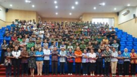 Rektor UNCEN (delapan dari kiri) Prof. Dr.
Oscar Oswald O. Wambrauw, SE, M.Sc., agr.,
berfoto bersama narasumber eksekutif PTFI,
dan seluruh mahasiswa lintas fakultas UNCEN
dalam momentum kick-off Program Eksekutif
Mengajar sebagai wujud nyata sinergi
pendidikan untuk Papua. (Foto: Corporate Communication Freeport)