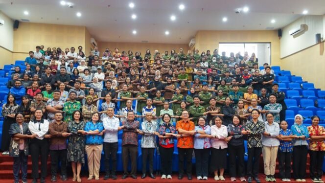 
Rektor UNCEN (delapan dari kiri) Prof. Dr.
Oscar Oswald O. Wambrauw, SE, M.Sc., agr.,
berfoto bersama narasumber eksekutif PTFI,
dan seluruh mahasiswa lintas fakultas UNCEN
dalam momentum kick-off Program Eksekutif
Mengajar sebagai wujud nyata sinergi
pendidikan untuk Papua. (Foto: Corporate Communication Freeport)