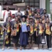 Momen wisuda, keluarga dari Yulince Degei lengkap menggunakan pakaian adat. (Foto: Istimewa)